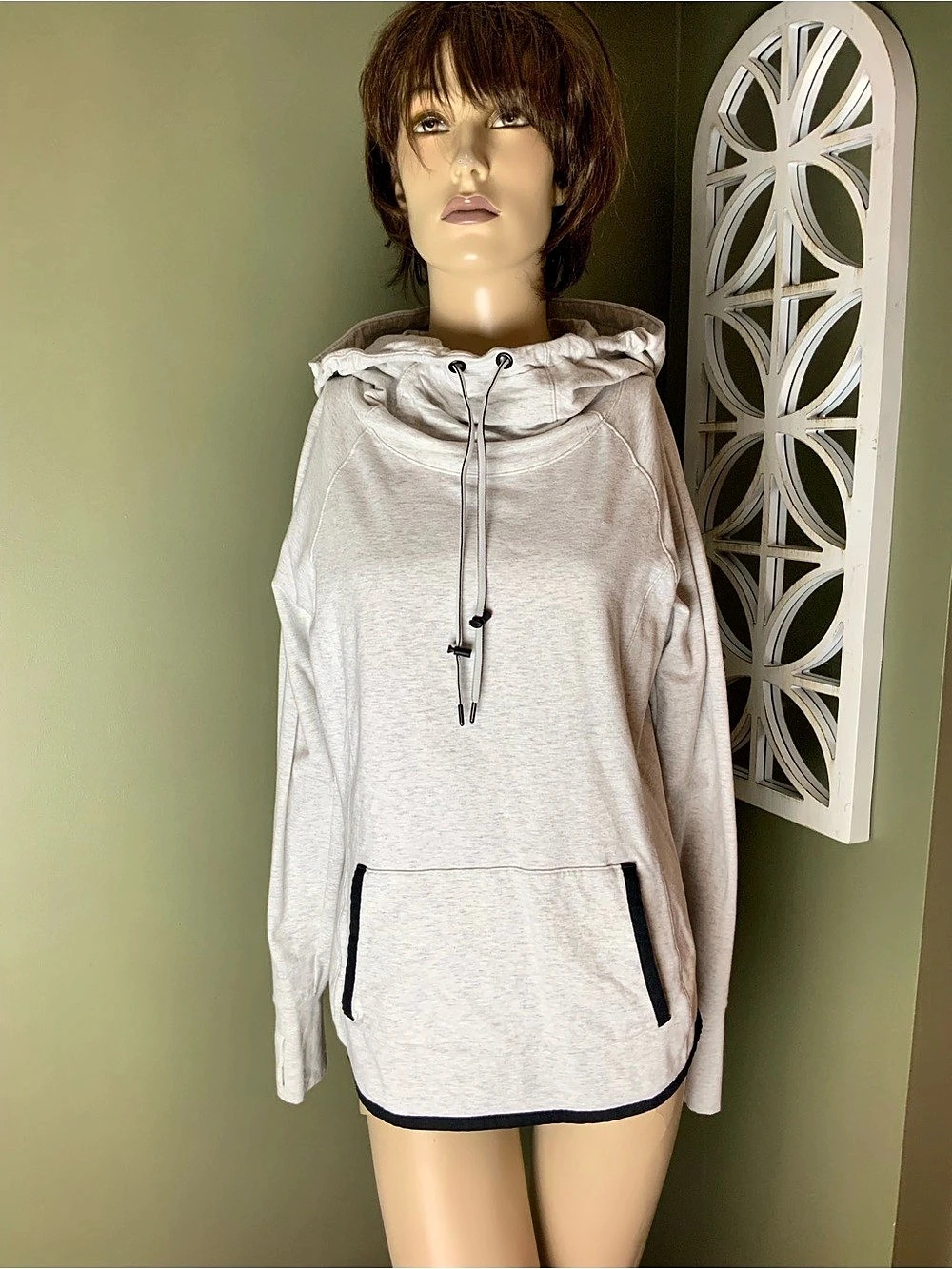 Athleta Hooded Pullover in Gray Size Medium Like New